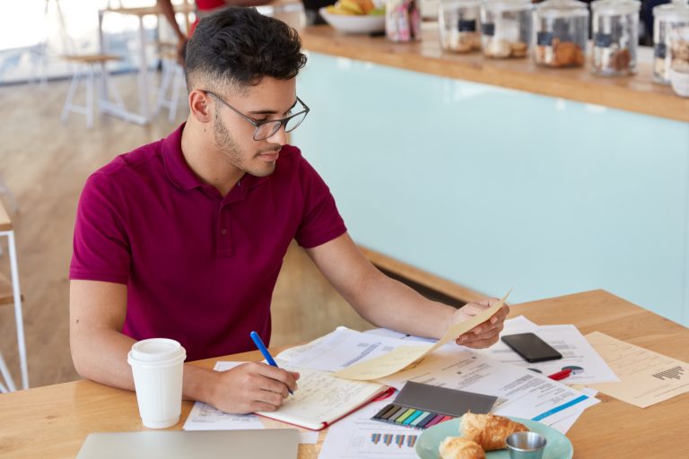 student, der ein Portfolio vorbereitet