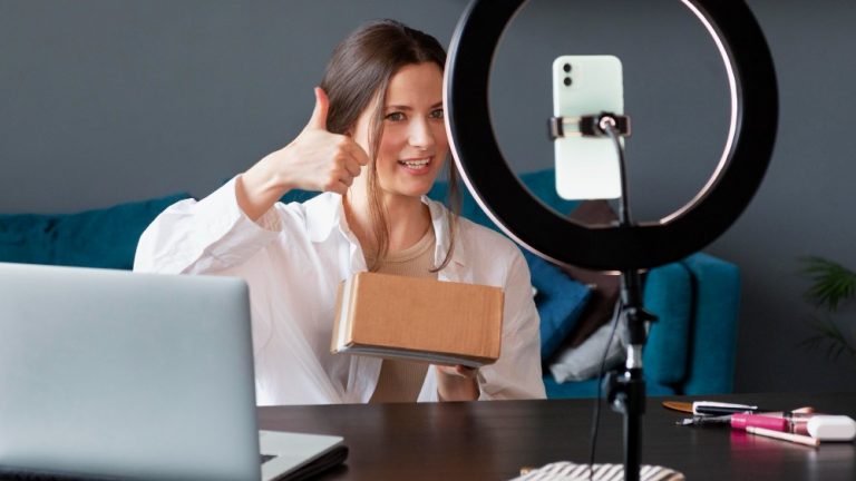 junge-frau-macht-unboxing-live-stream