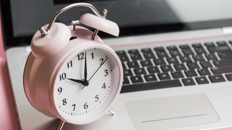 clock-showing-10-AM-as-a-best-time-to-send-newsletter