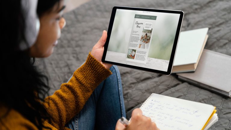 girl-reading-a-classroom-newspaper-on-a-tablet