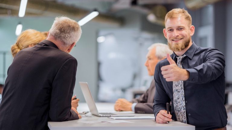 happy-worker-and-happy customer