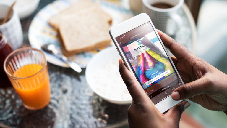 interactive-newsletter-on-mobile-device-as-personalized-content-type