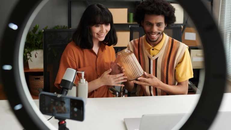 influencer, die ein Produkt empfehlen