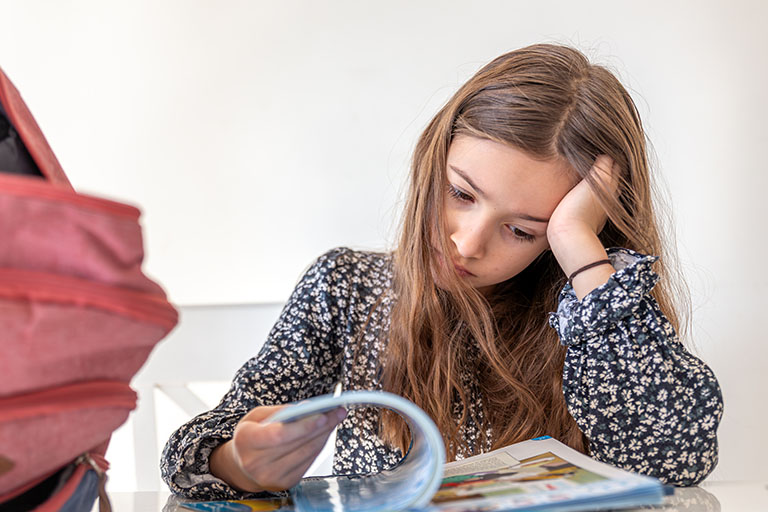 Pourquoi les magazines scolaires traditionnels échouent-ils aujourd’hui ? étudiant ennuyé lisant un magazine scolaire traditionnel