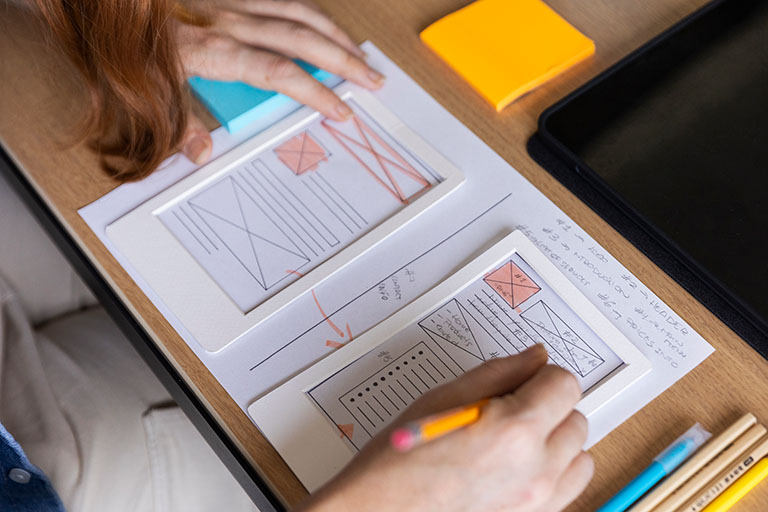 Conseils de design pour un magazine scolaire moderne mise en page d'un magazine scolaire moderne