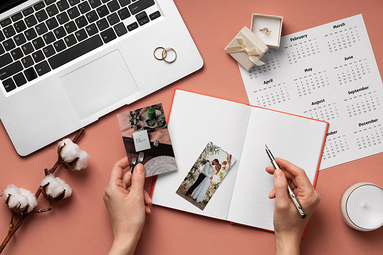 person plant ein hochzeitsfotoalbum