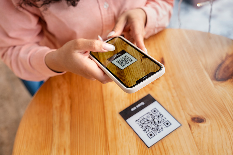 Partagez votre QR code femme scannant un qr code pdf
